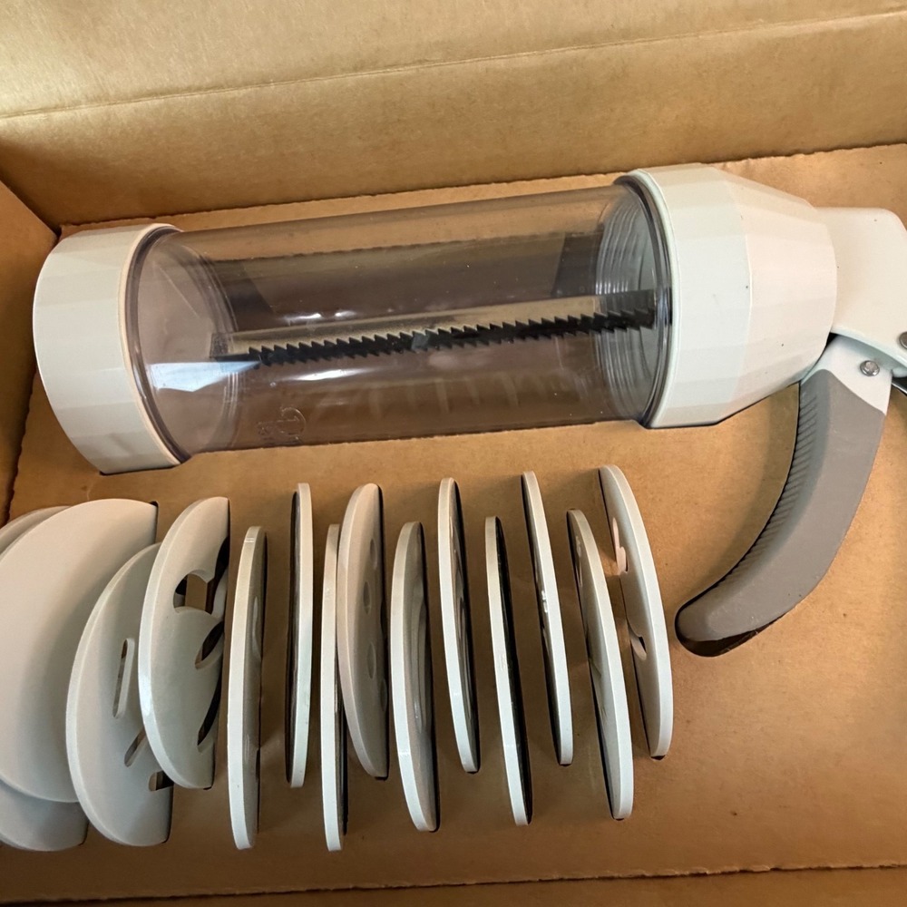 The Pampered Chef Cookie Press #1525 Complete In Box, Including Set Of 16 Molds - Picture 10 of 13